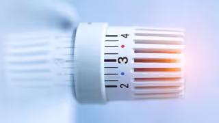 Nahaufnahme eines Heizkörperthermostats, eingestellt auf Stufe 3.