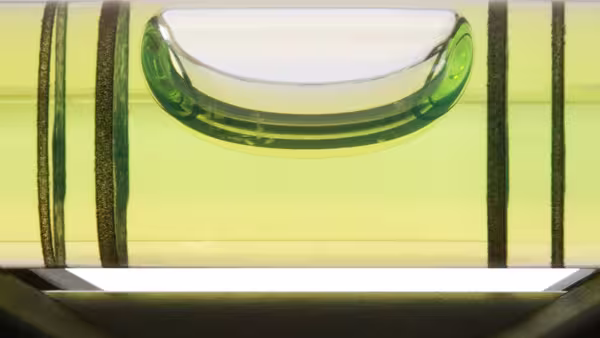 Foto: Nahaufnahme des ausbalancierten Auges einer Wasserwaage