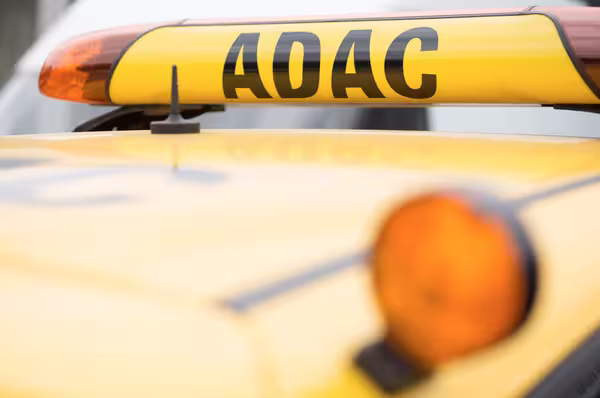 Gelbes Einsatzfahrzeug mit gut sichtbarer ADAC-Beschriftung und orangefarner Warnleuchte auf dem Dach.