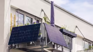 Foto: Solarpanele eines Balkonkraftwerks an einem Mehrfamilienhaus.